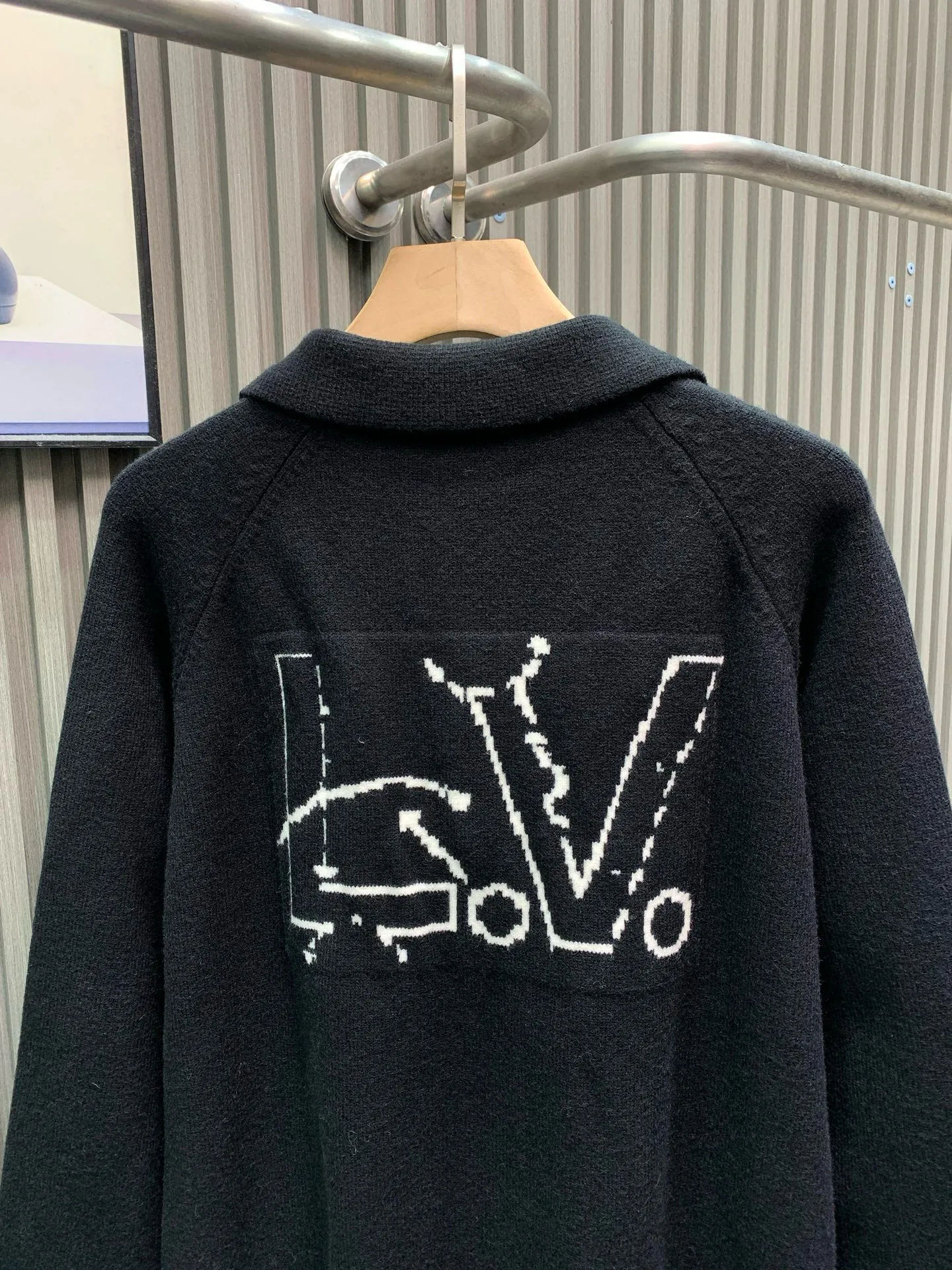 🅿️440 🀄️ Louis Vuitton Louis Vuitton sweaters are one of the hottest items in autumn and winter. They look good, are easy to wear and match, and can be easily controlled by all body types. For the early autumn temperature, they can be worn alone. I recommend the new LV&NBA joint brand to everyone. This knitted jacket is made of technical wool blend and is embellished with an intarsia NBA logo on the front. The new LV Court logo of the 2021 spring and summer pre-series is inspired by the basketball tactics diagram behind it. Paired with knitted ribs and horn buttons, this cute sweater melted my girly heart the moment I saw it. It is a fresh and gentle blue with just the right saturation, soft and comfortable, and this color is particularly flattering to the skin tone and looks tender. 50% nylon 38% wood Tencel 12% wool NBA logo takes time and heavy work. Full of craftsmanship. Comfortable to wear and skin-friendly without getting pricked. The slightly loose version is not picky and has enough capacity to hide the flesh. It can be worn with a good proportion. The upper body is youthful and energetic and looks younger. Pair it with pants and skirts to make it look younger. If you like it, don’t miss it...